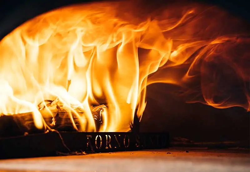 Chamas no Forno Santo Pompeii acesso na lenha com Biscotto FS